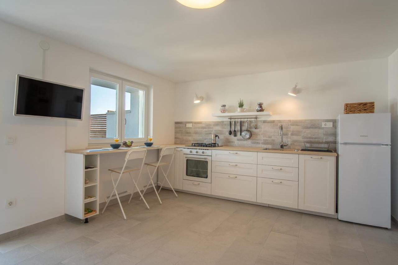 A White Cliffside Studio Pag Town Exterior foto