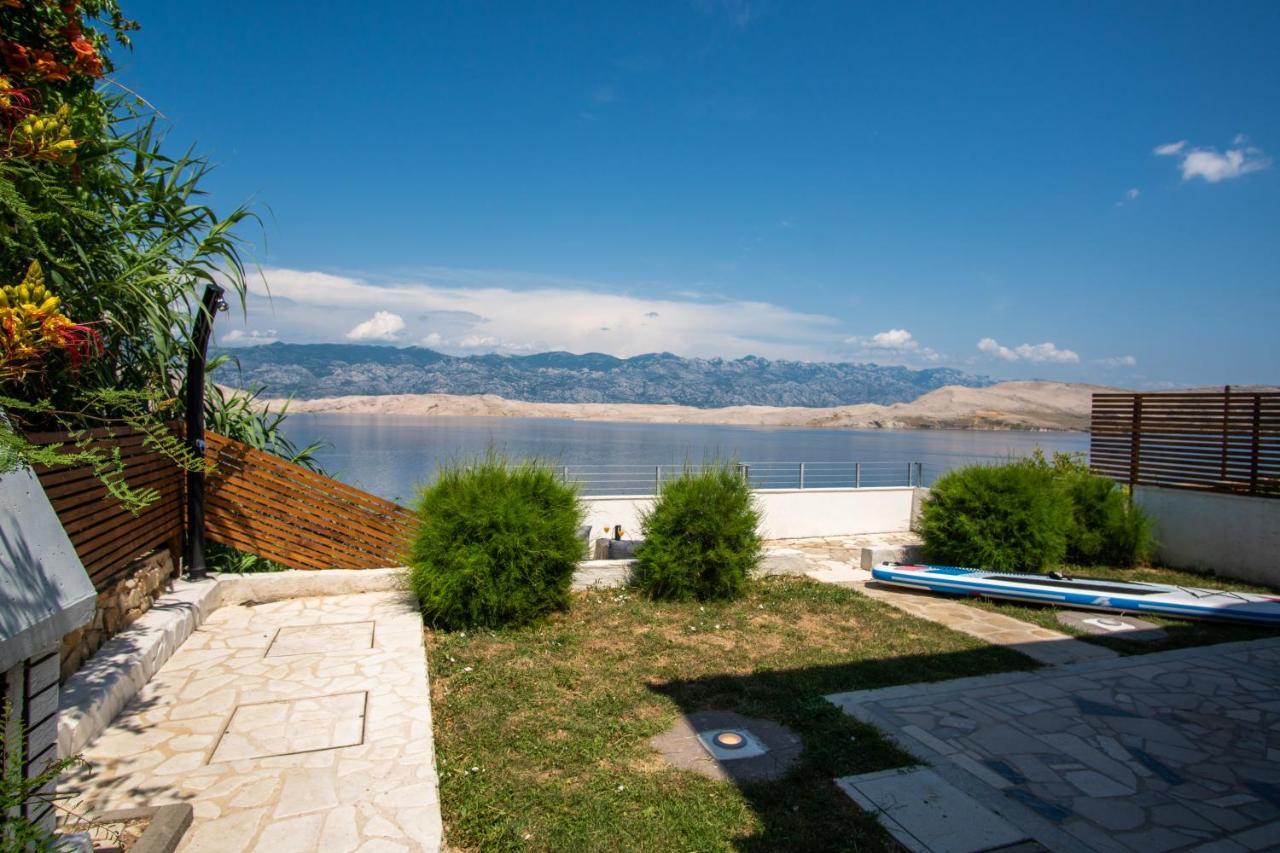 A White Cliffside Studio Pag Town Exterior foto