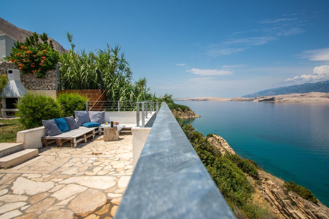 A White Cliffside Studio Pag Town Exterior foto
