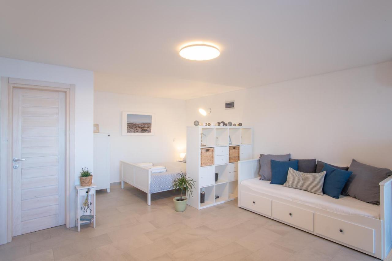 A White Cliffside Studio Pag Town Exterior foto