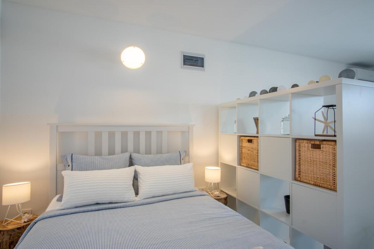 A White Cliffside Studio Pag Town Exterior foto