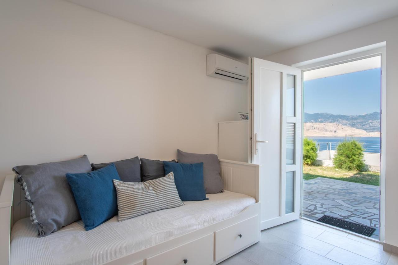 A White Cliffside Studio Pag Town Exterior foto