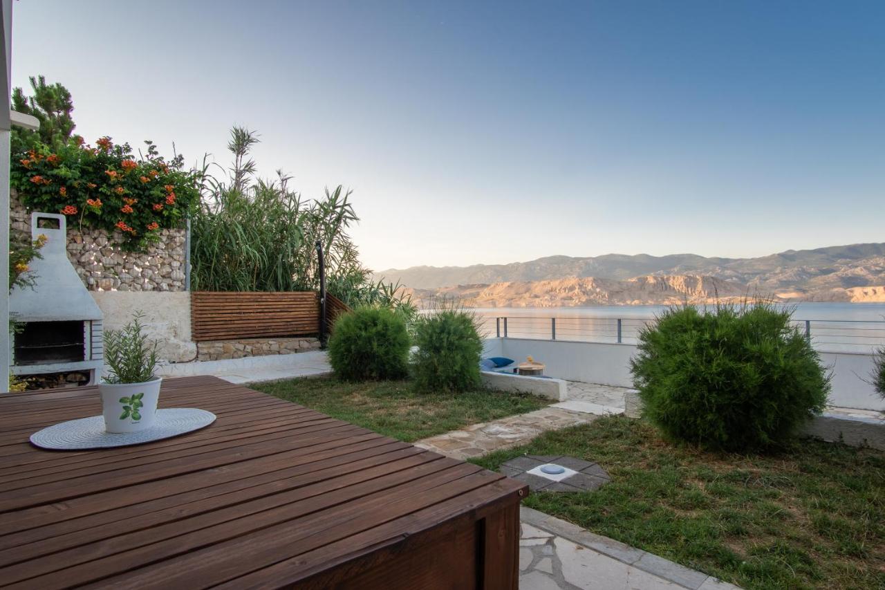 A White Cliffside Studio Pag Town Exterior foto